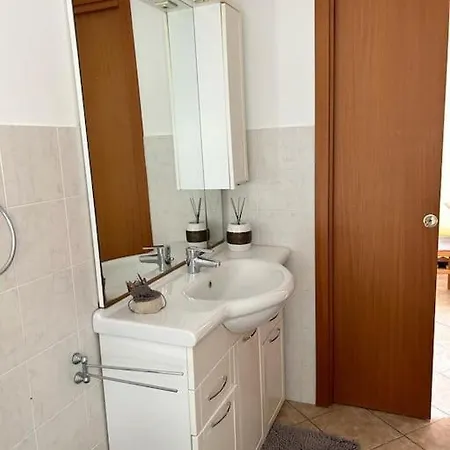 200mt Dal Mare, Posto Auto E Giardino *